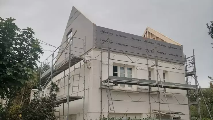 Surélévation de maison en cours par Novéo Travaux, Groupe Villadim